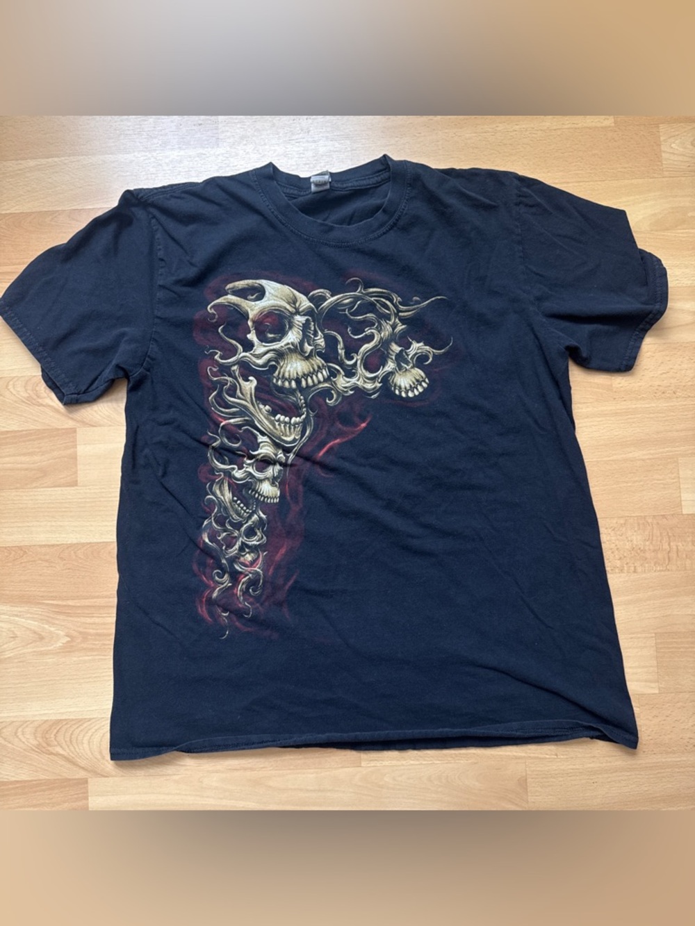 Gildan Black Short Sleeve Tee with Skull Flame Graphic Mens Size Large